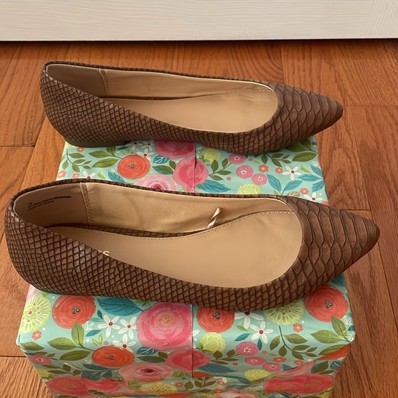 EUC - Express Flat Shoes Faux Leather - Picture 3 of 5